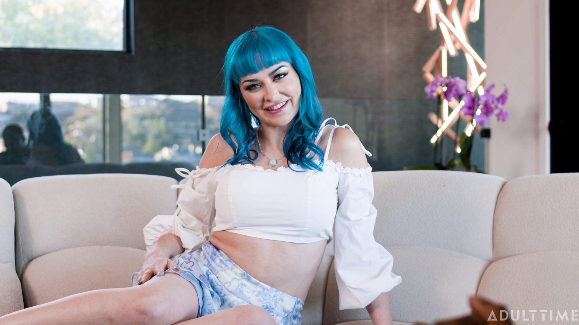 Up Close With Jewelz Blu