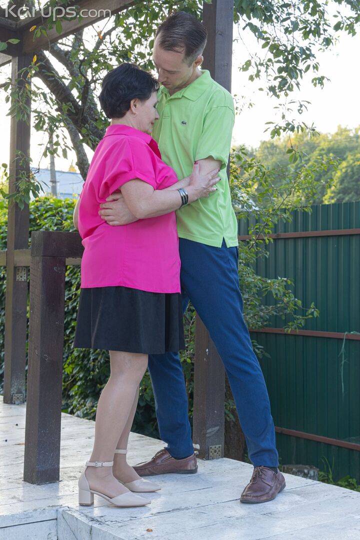 GILF LOVES YOUNGER COCK