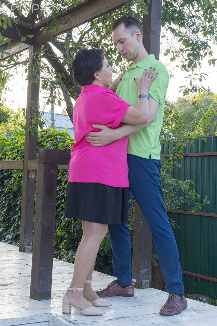 GILF LOVES YOUNGER COCK