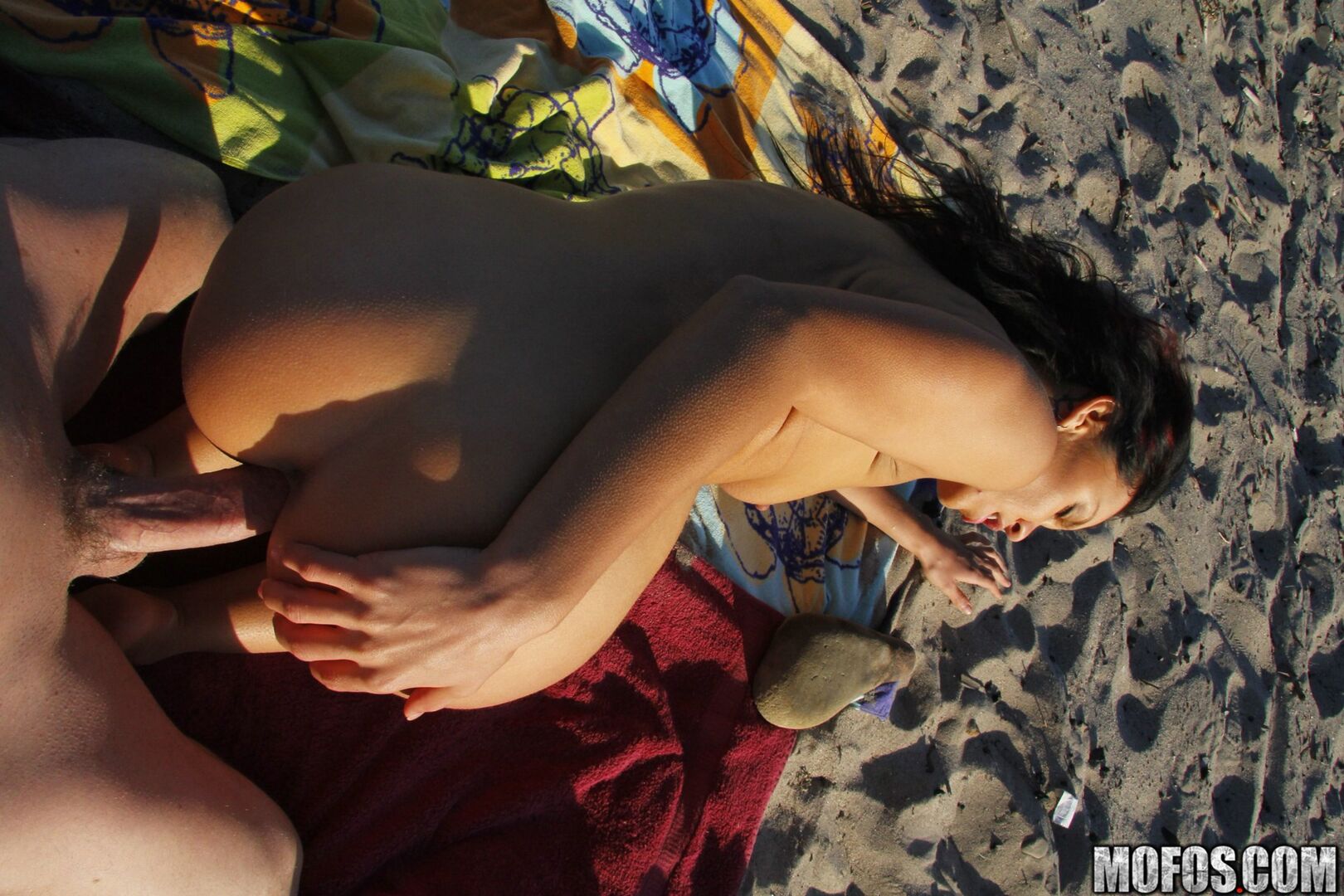 Babe Gives Blowjob on the Beach
