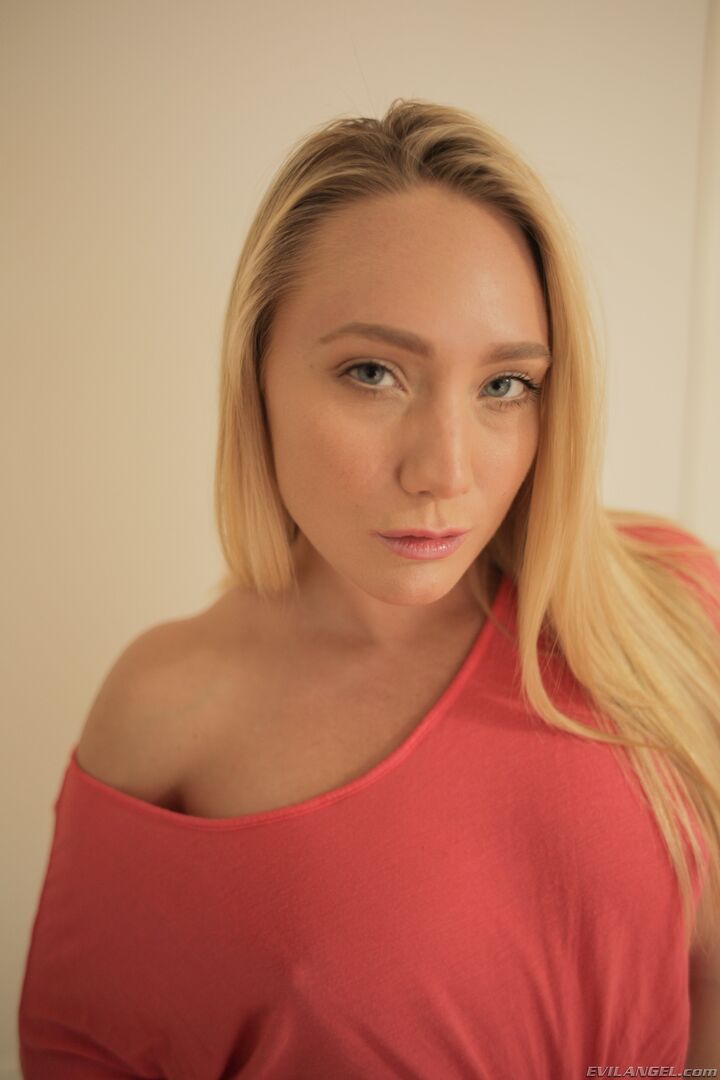 ASS GODDESS AJ GOES STRAIGHT-TO-ANAL