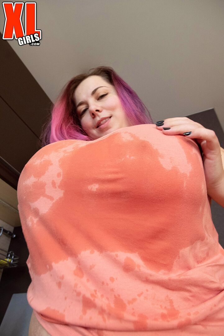 CANDY KAT: AN XLGIRL WHO'S A PUSSYCAT