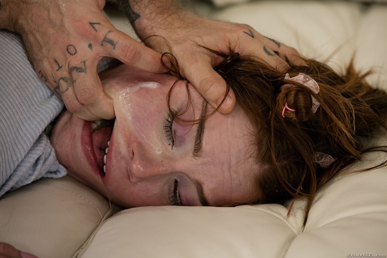 SQUIRTING REDHEAD'S ANAL ONLINE HOOKUP