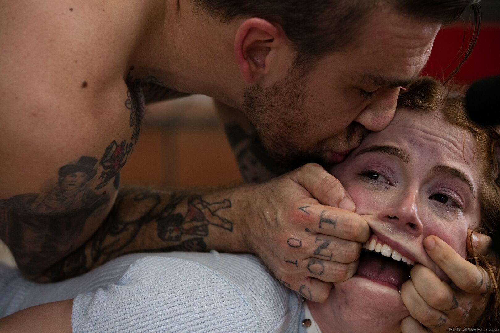 SQUIRTING REDHEAD'S ANAL ONLINE HOOKUP