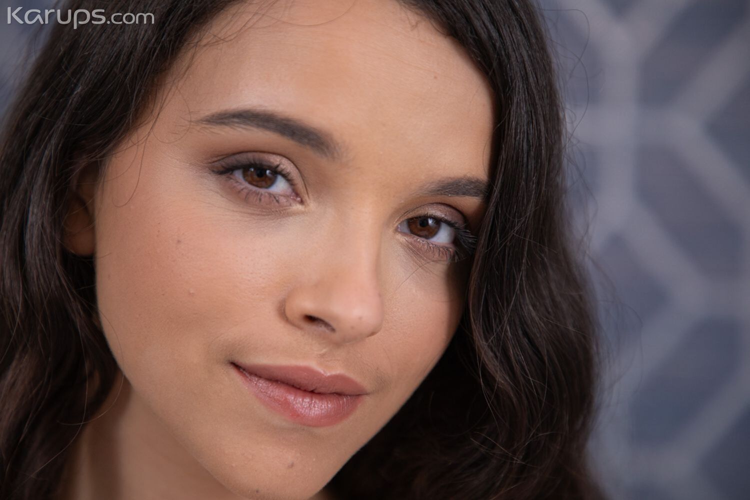PETITE BRUNETTE 1902