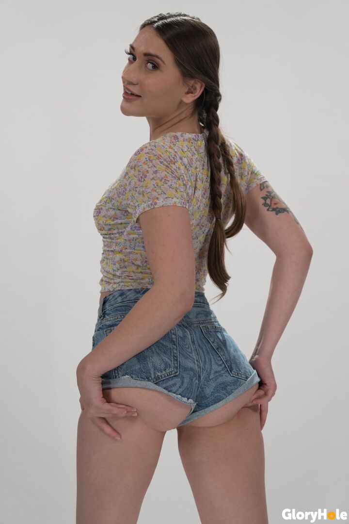 Sera Ryder Gets What She Wants At The Gloryhole