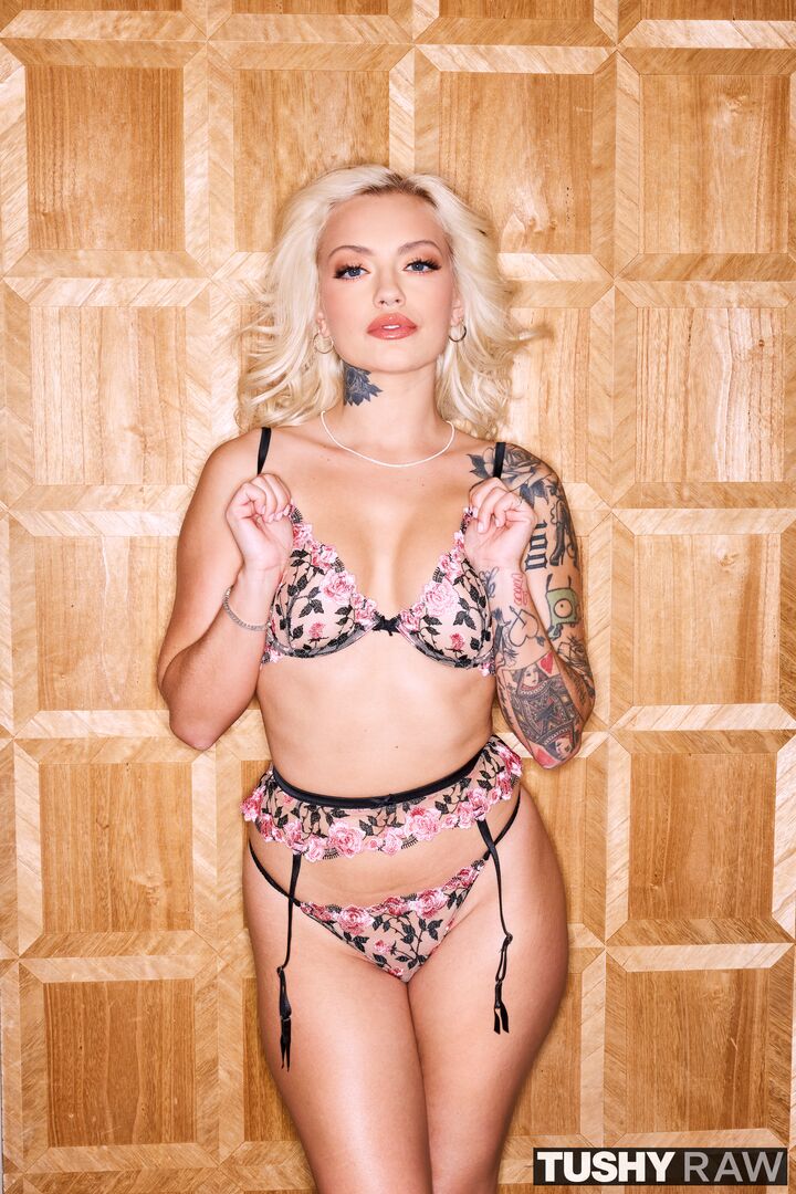 Blonde Baddie Alex Gapes Her Little Ass Wide Open