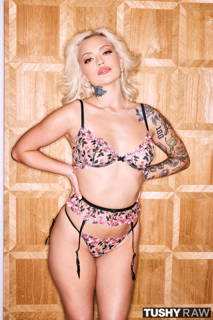 Blonde Baddie Alex Gapes Her Little Ass Wide Open