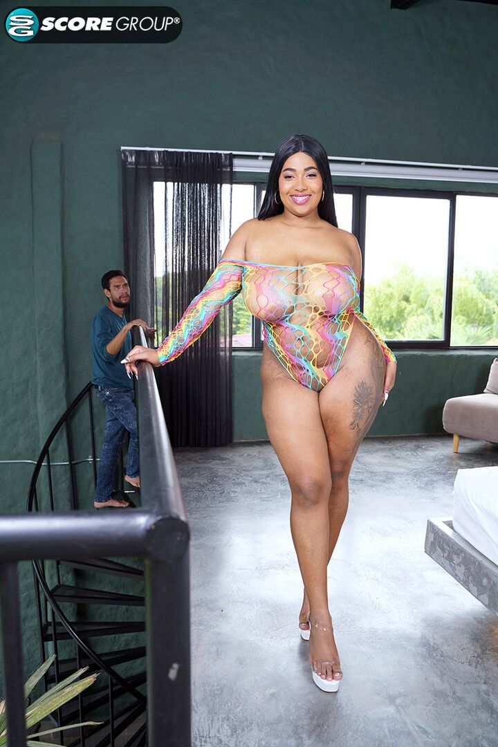 THAYANA: WORSHIP HER BUSTY BODY