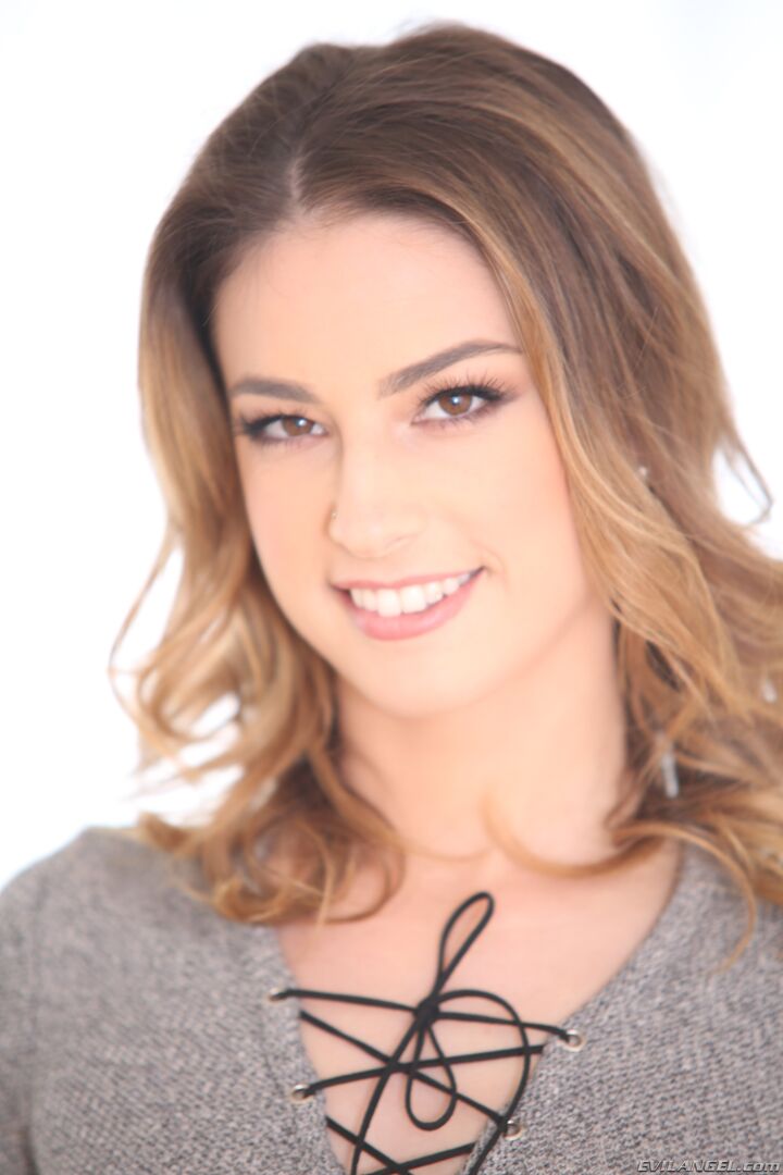 CUTE KRISTEN'S DADDY MAKES HER SQUIRT!