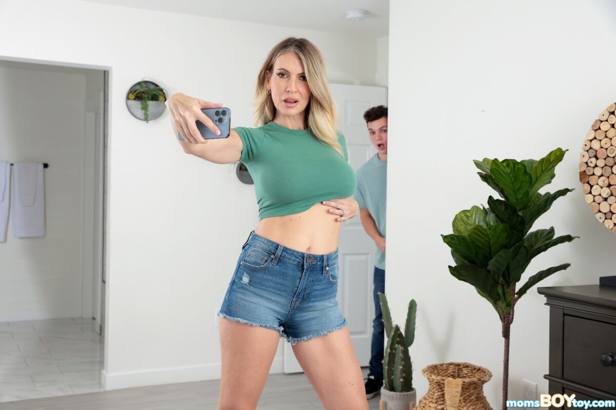 Stepmoms Sexy Socials - S3:E6