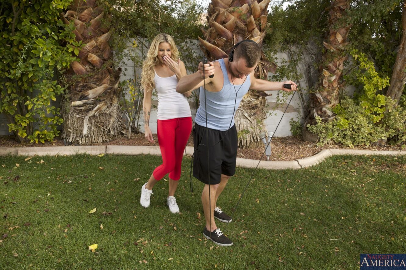 Jessa Rhodes fucking in the backyard with her petite