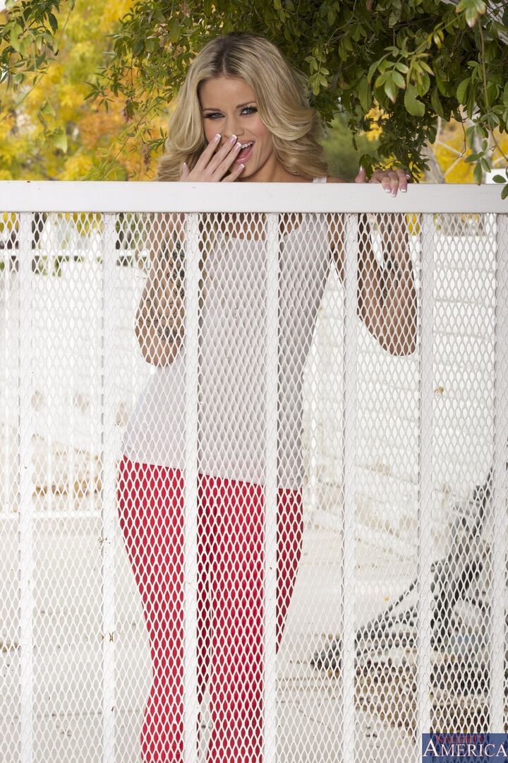 Jessa Rhodes fucking in the backyard with her petite