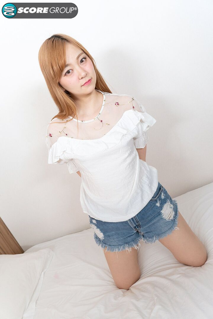 SHY JAPANESE YOUNGSTER RENKA'S USES HER FAVORITE TOY ON HER PUFFY PUSSY