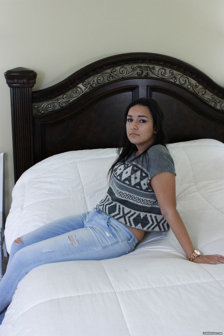 Cute Teen With A Nice Smile Wants To Show Off Her Dick Suckin