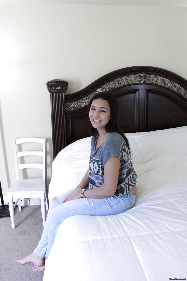 Cute Teen With A Nice Smile Wants To Show Off Her Dick Suckin