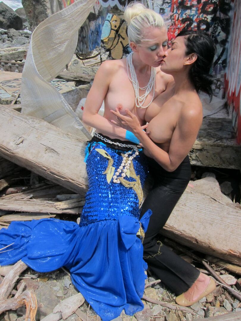 Lesbian Hotties Outdoor Sex