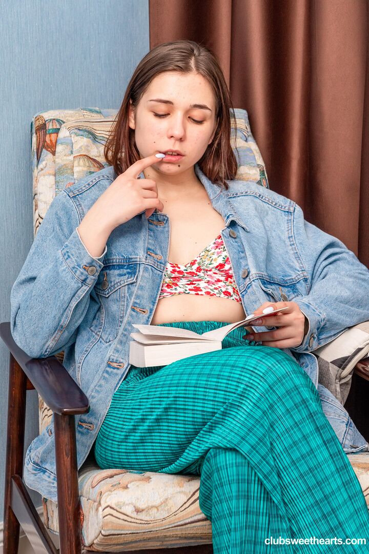 Reading makes Thea so hot