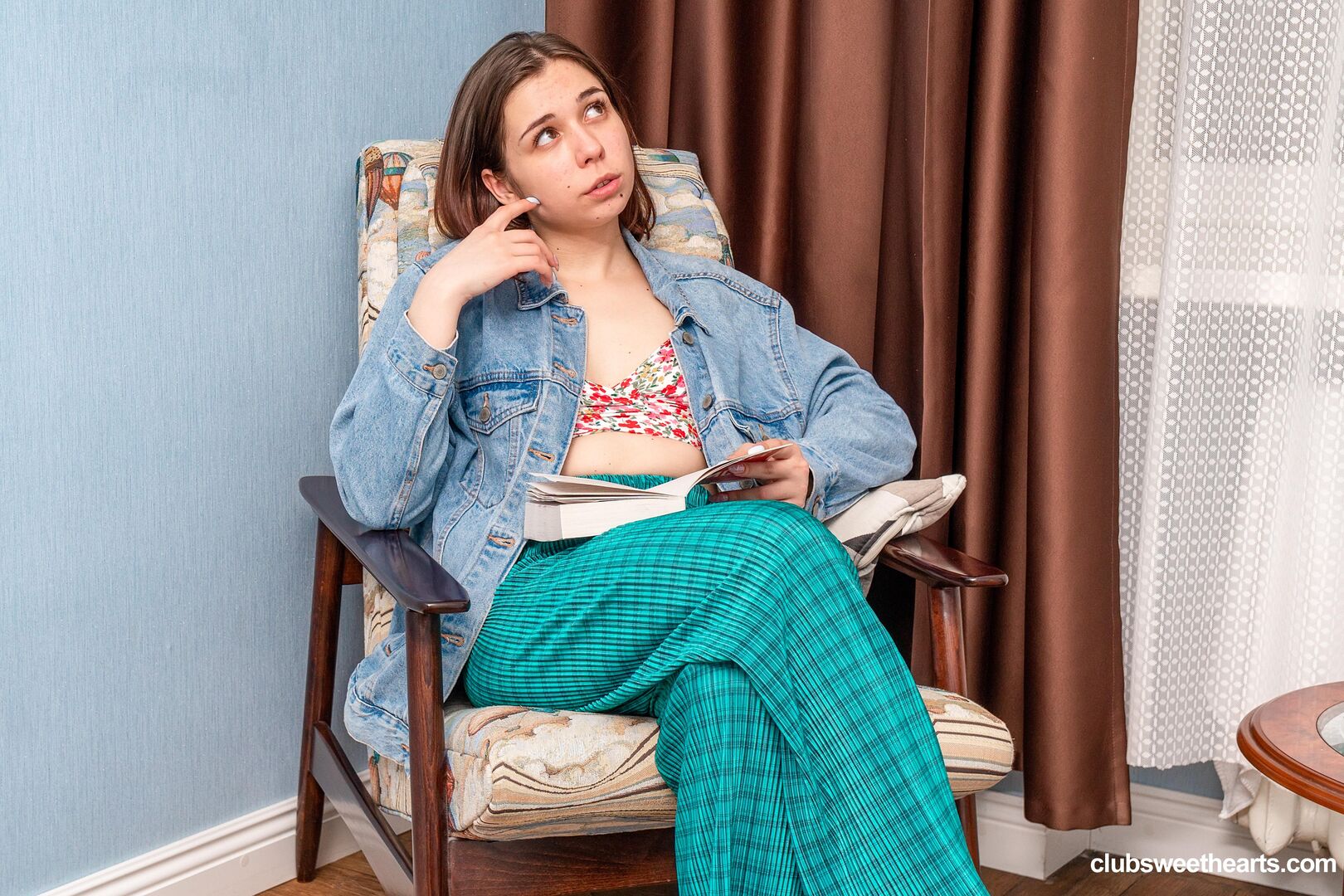 Reading makes Thea so hot