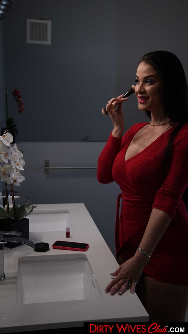 Busty Latina Miss Raquel goes on date and fucks man that's not her husband