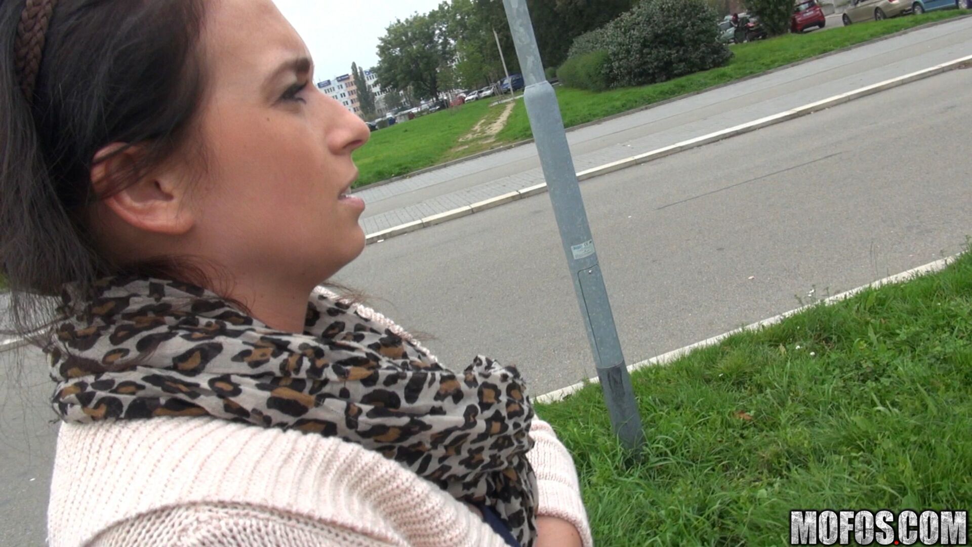 Juicy Butt GF Tries Anal