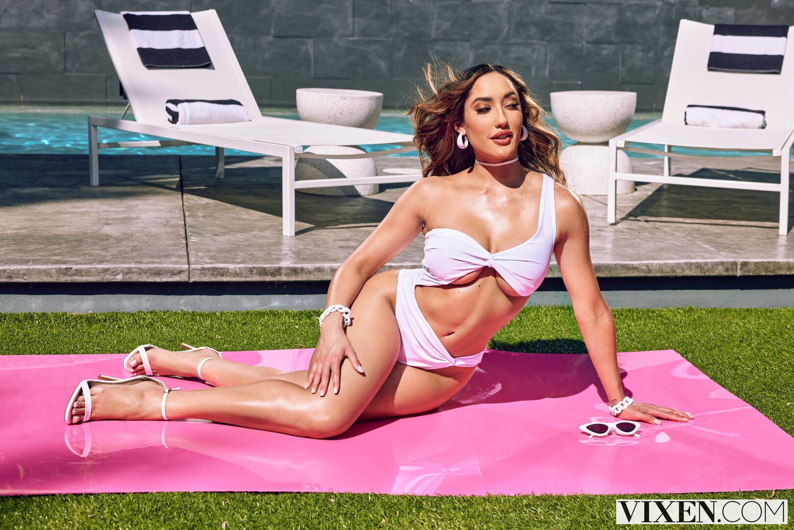 Insatiable Wife Chloe Gets Ultimate Anniversary Gift
