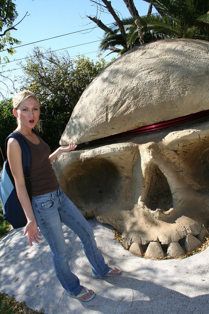 Madison Scott Gets A Facial In The Hot Tub