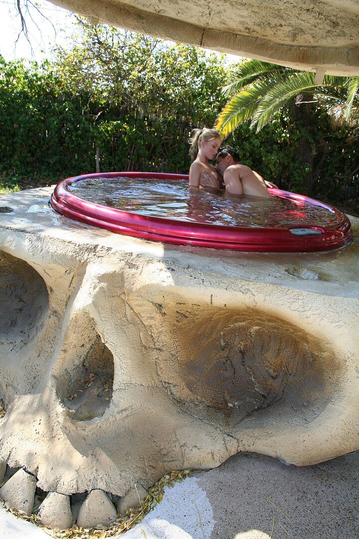 Madison Scott Gets A Facial In The Hot Tub