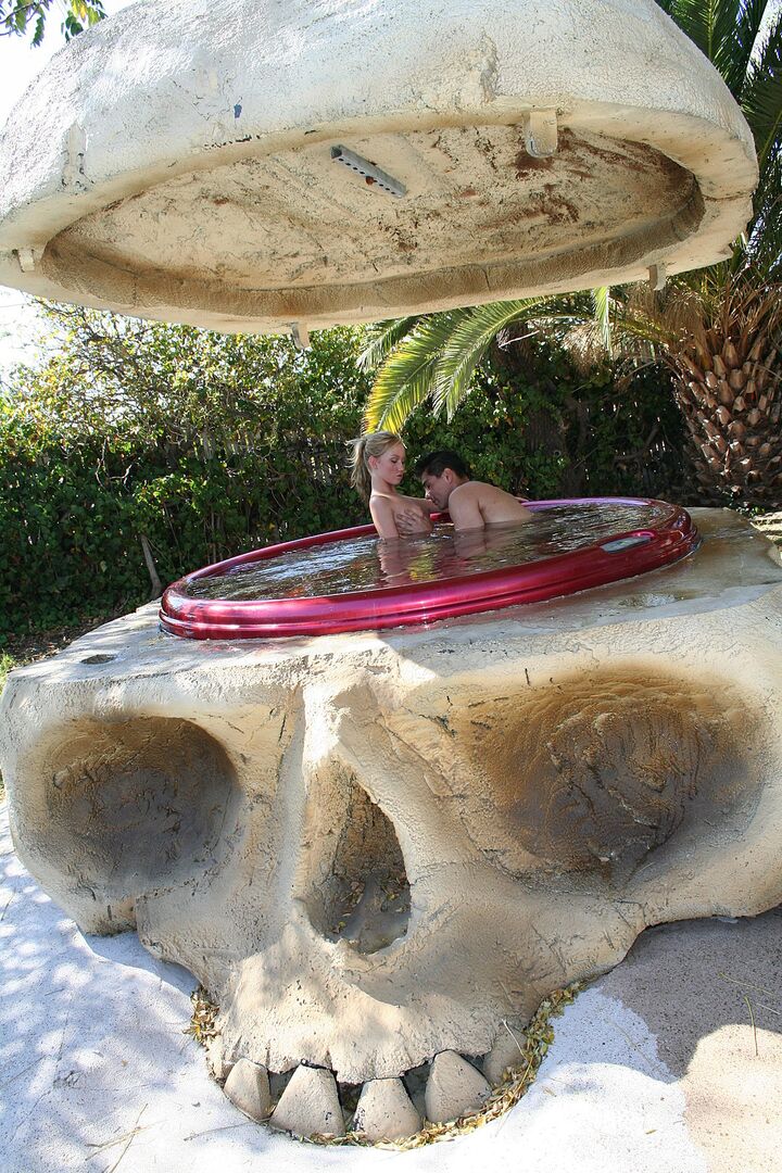 Madison Scott Gets A Facial In The Hot Tub