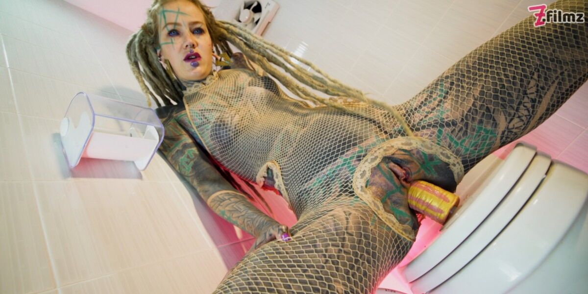 Alternative TATTOO model solo PISS action
