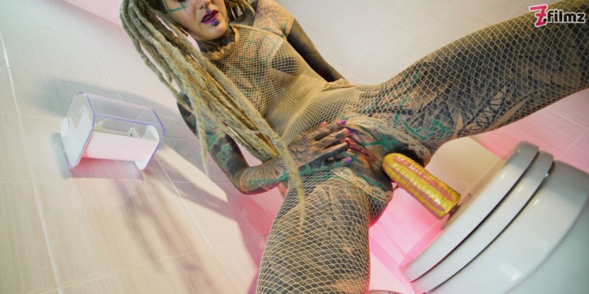 Alternative TATTOO model solo PISS action
