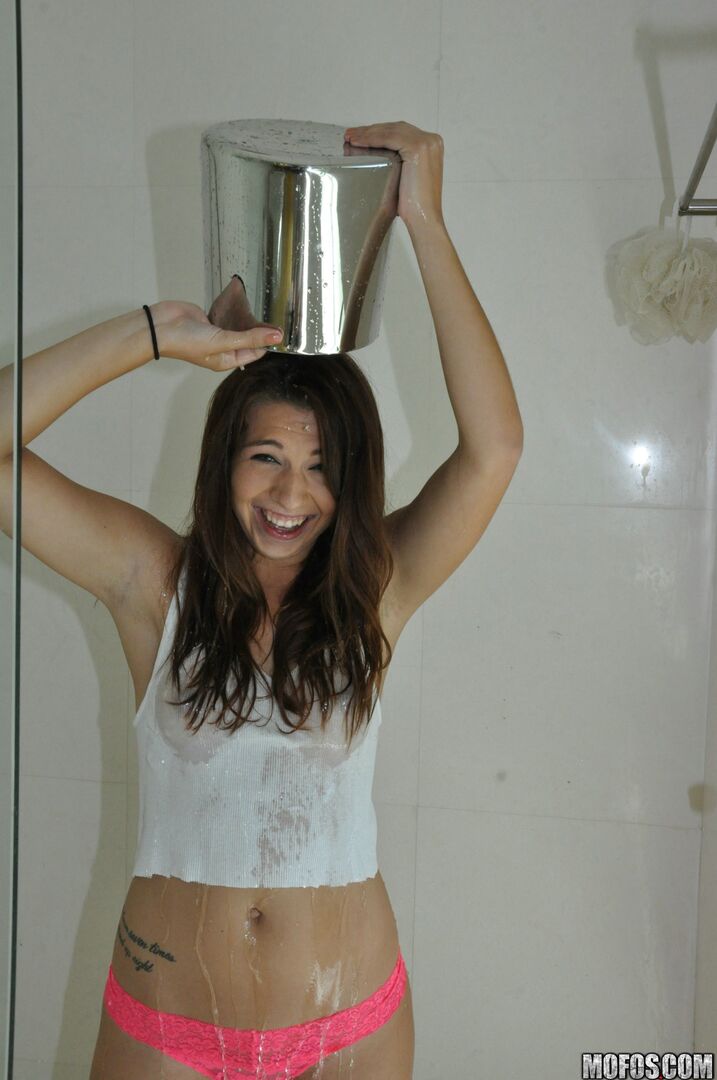 Ariana Grand Gets Wet and Wild