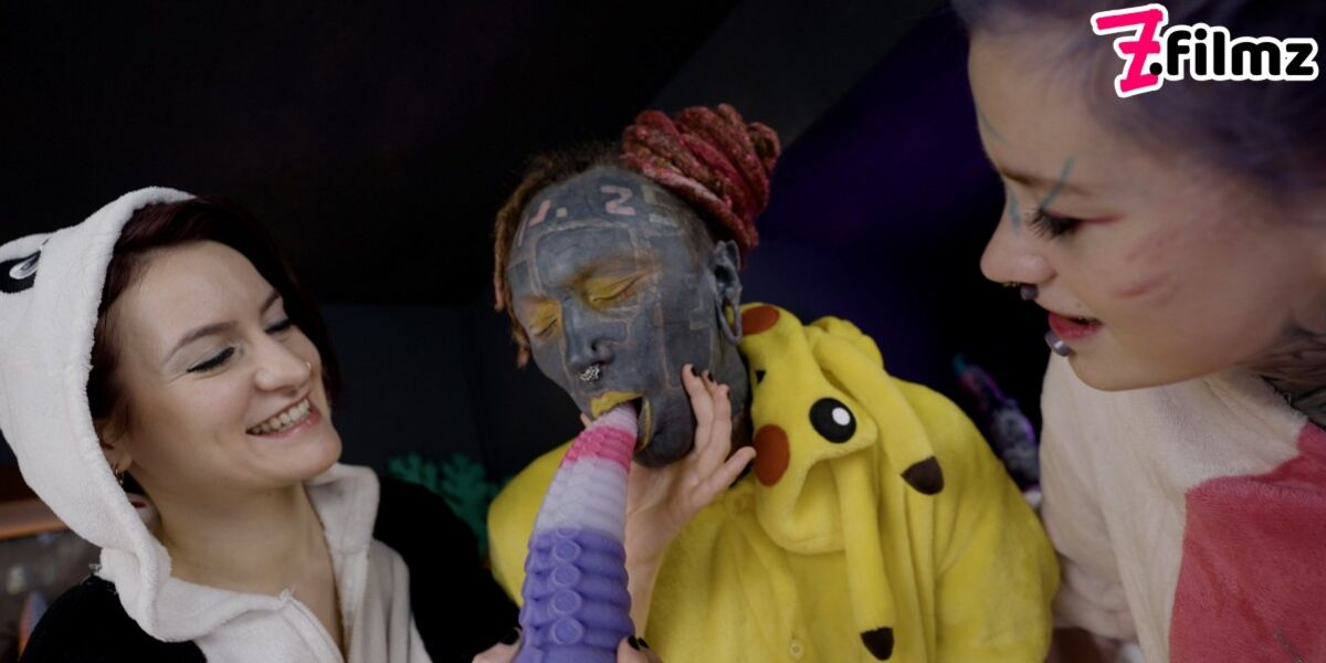 Anuskatzz, Missflora, and Lilylu have some cosplay anal fisting fun