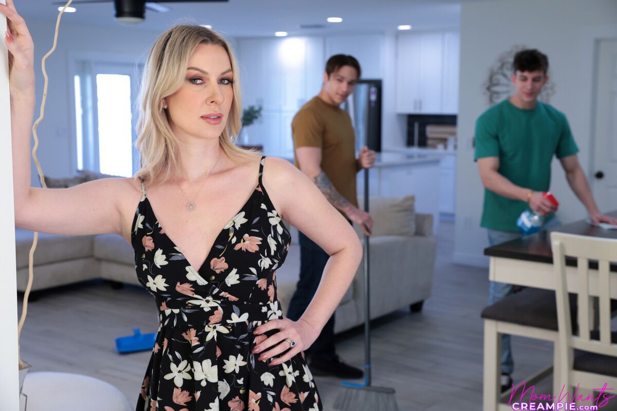 Your Stepmom Is Hot For Me - S4:E6