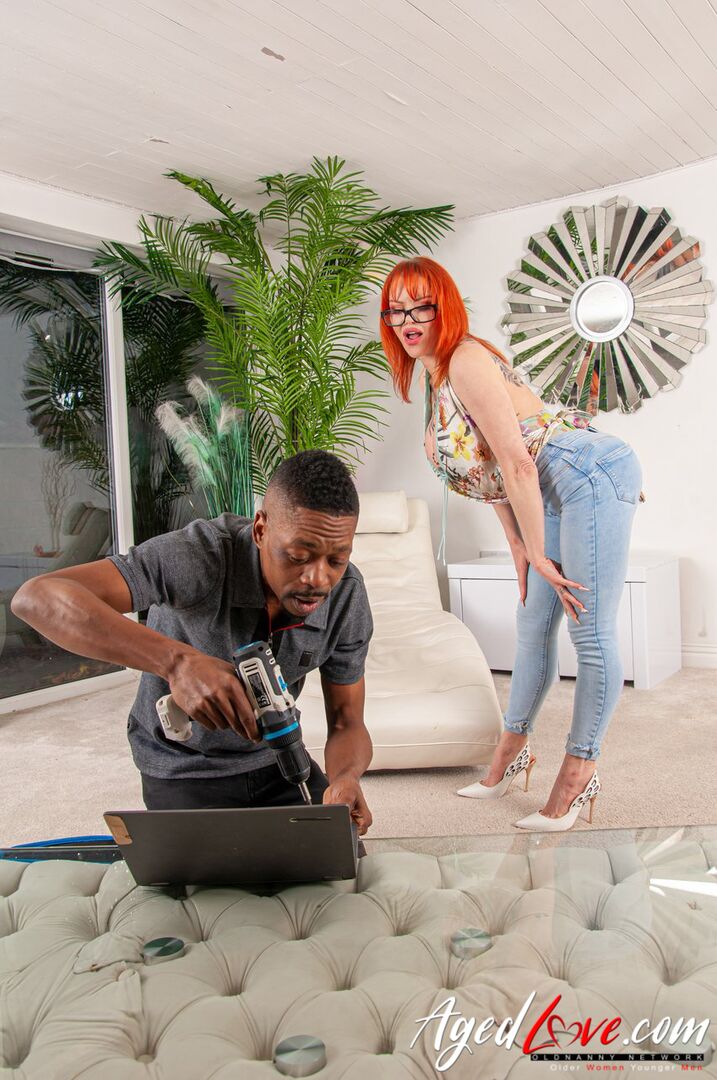 EMMA SHOVES A REPAIRMAN'S BBC RIGHT UP HER ASS