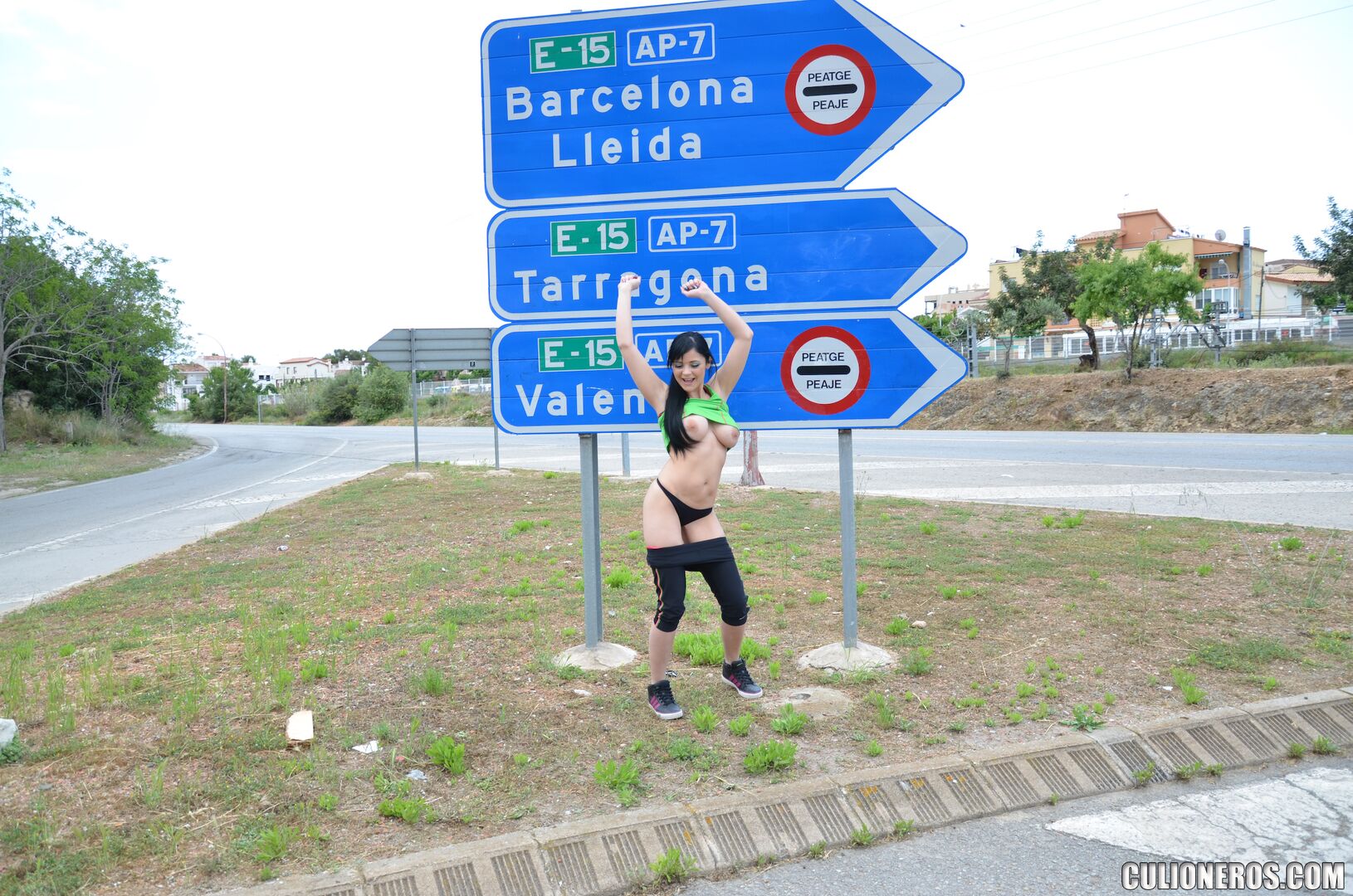 Huge naturals get fucked outside