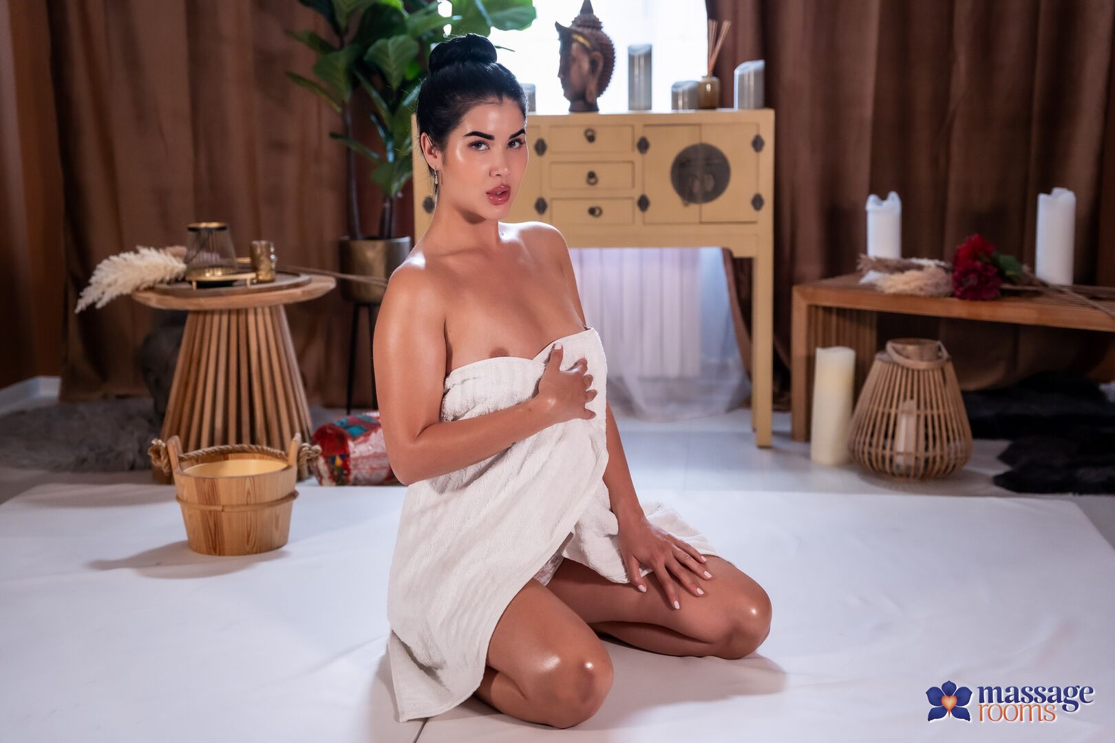 Natural babe massage and footjob