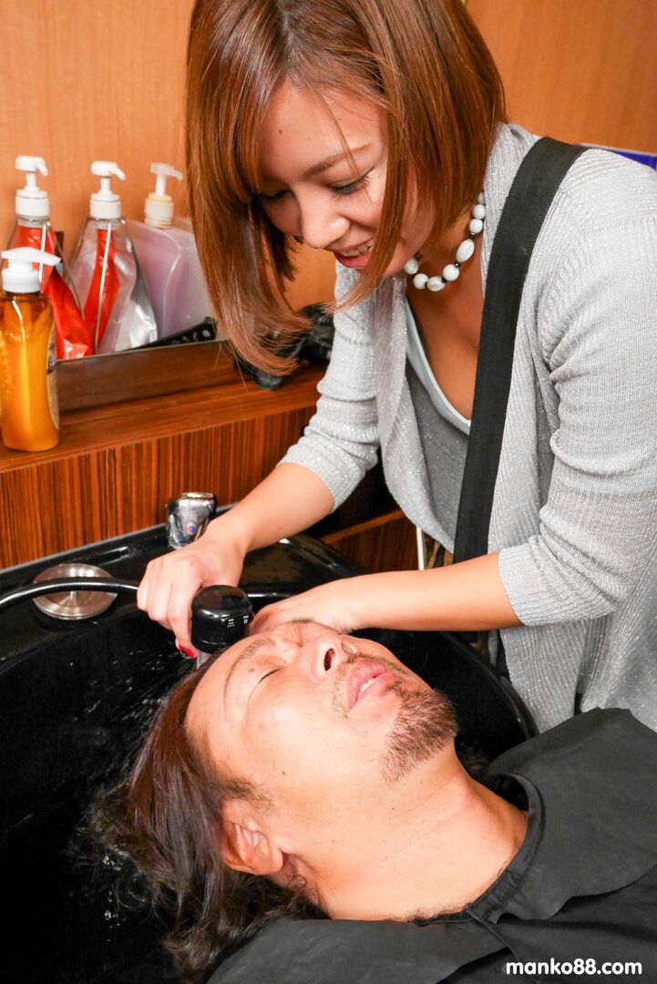 Busty hairdresser likes squirting
