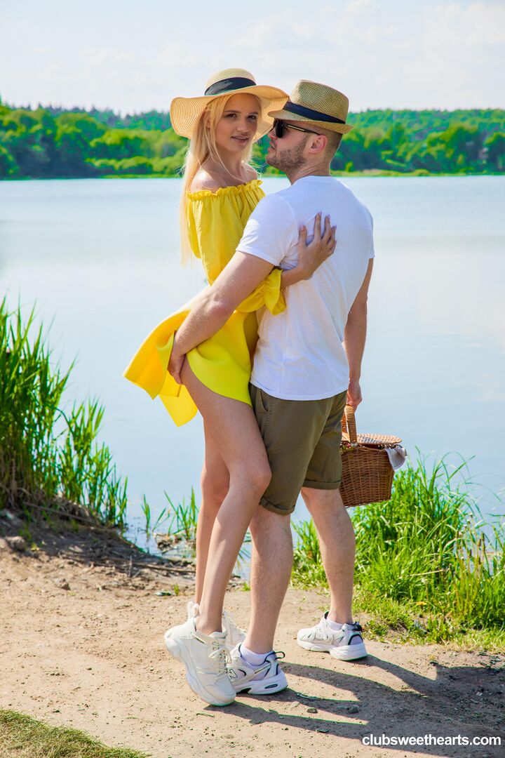 Picnic day at ClubSweethearts