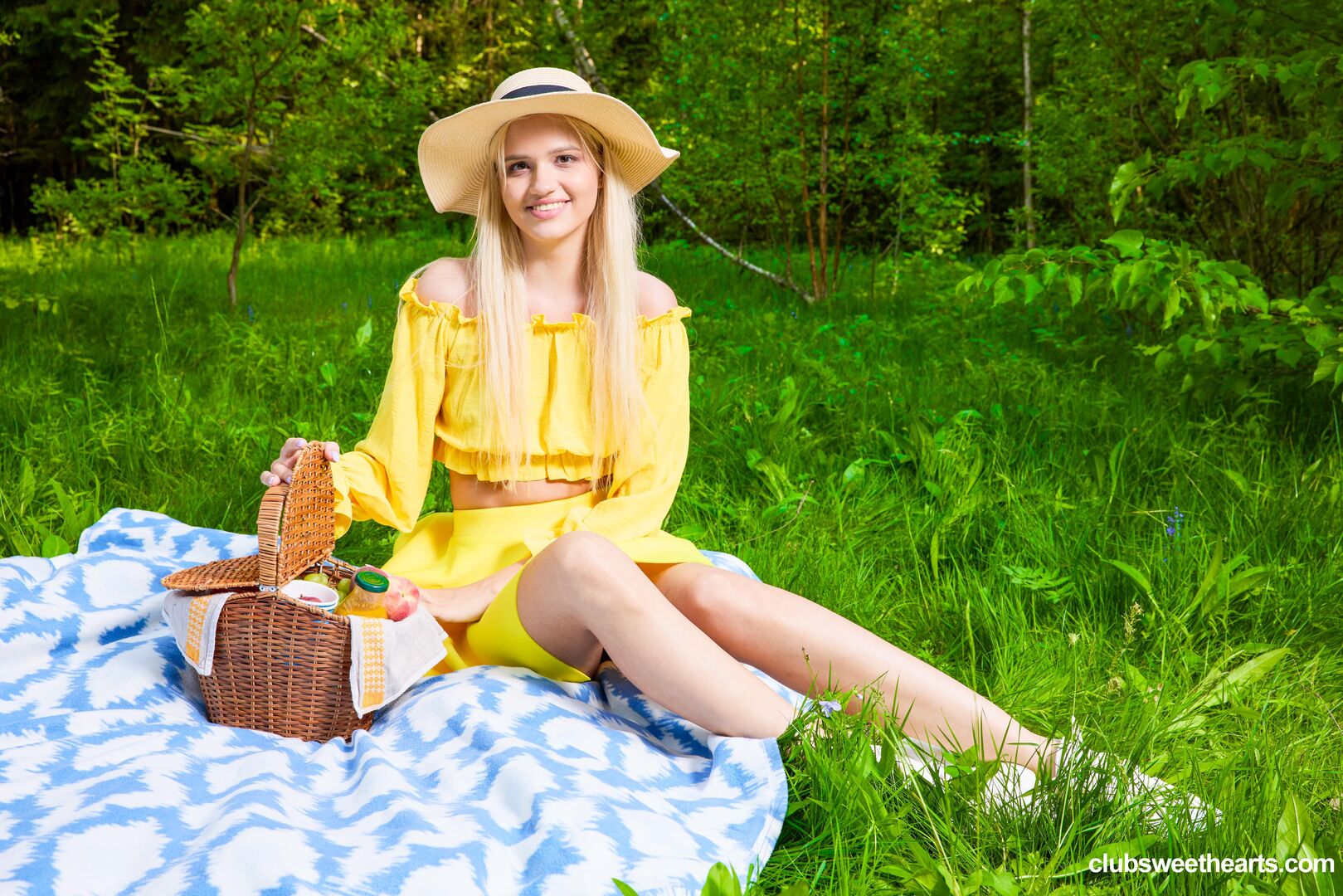 Picnic day at ClubSweethearts