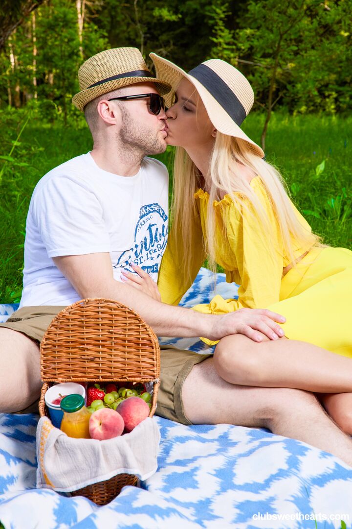 Picnic day at ClubSweethearts