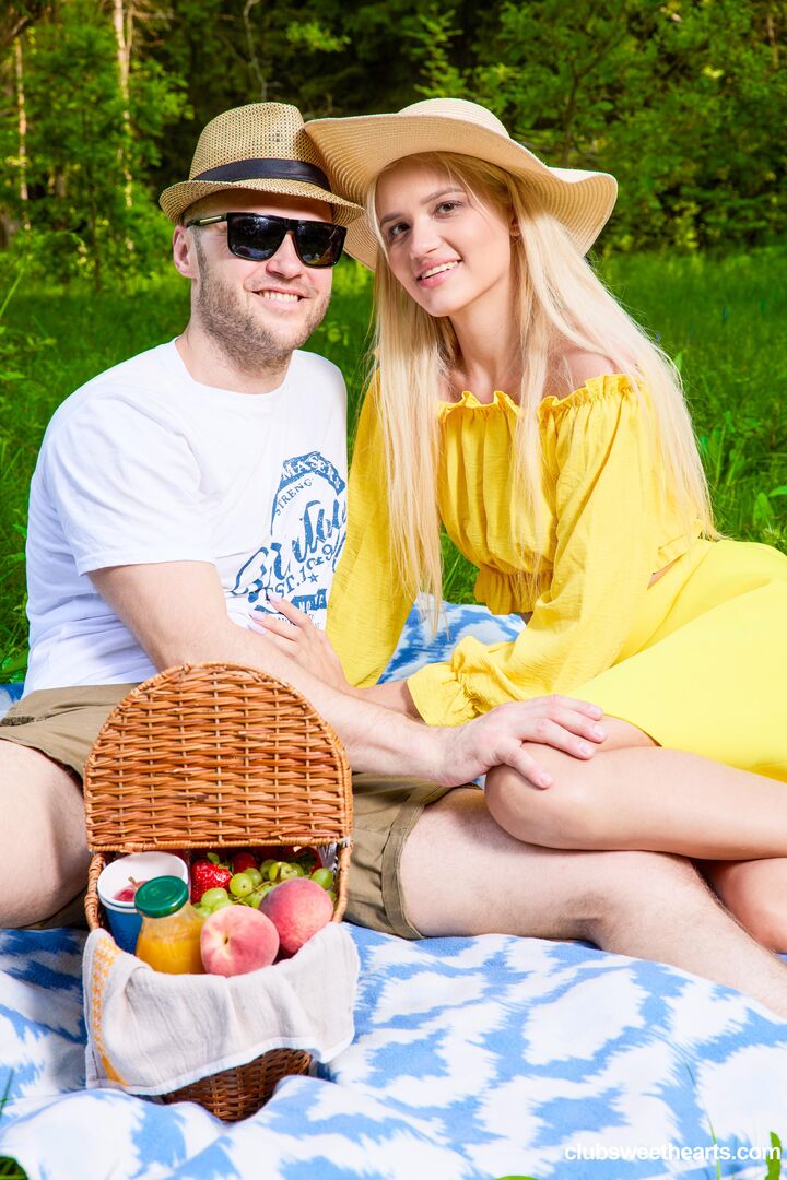 Picnic day at ClubSweethearts