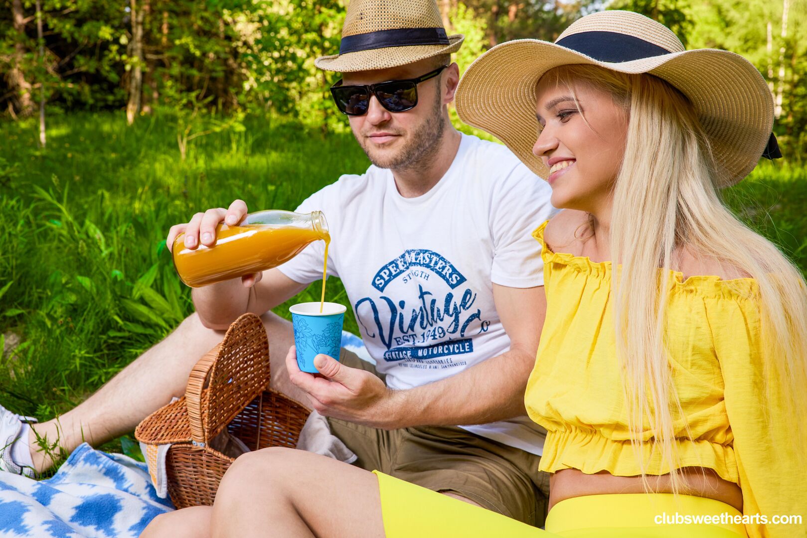 Picnic day at ClubSweethearts
