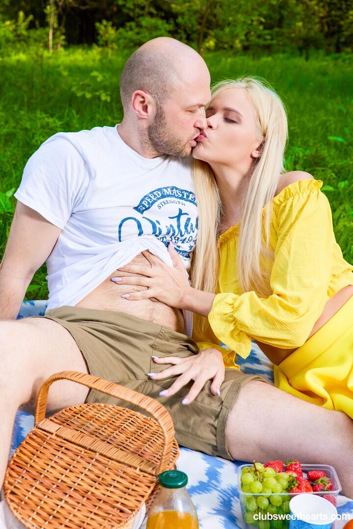 Picnic day at ClubSweethearts