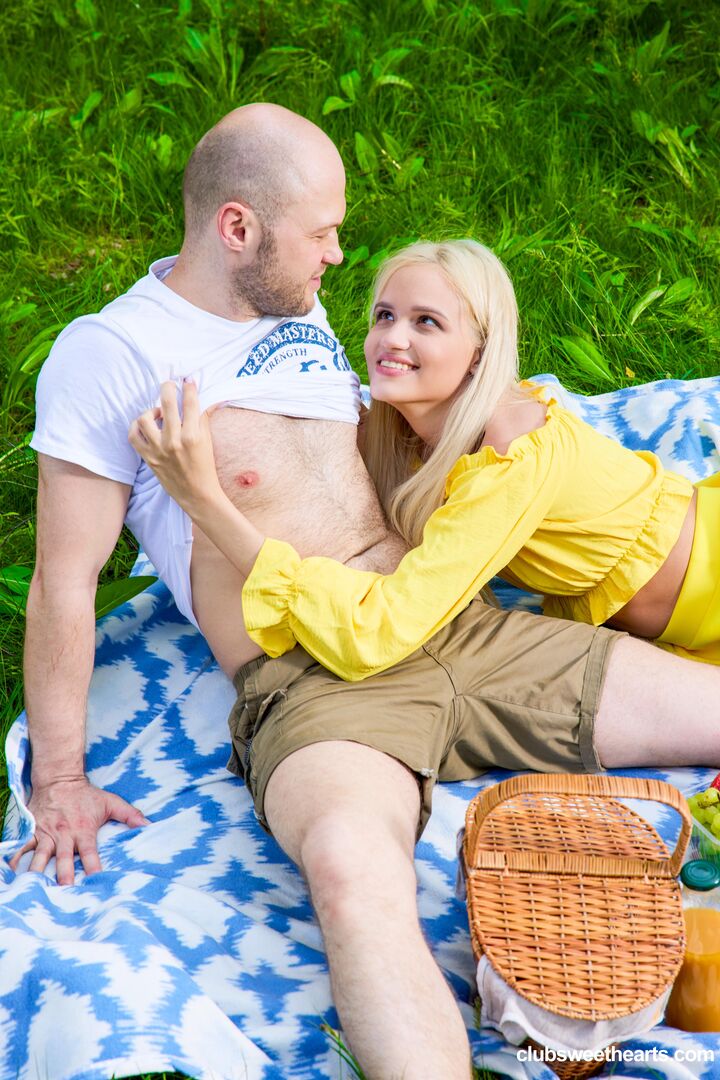 Picnic day at ClubSweethearts