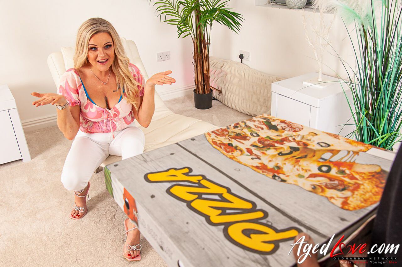 HUNGRY BLONDE NIKI GETS A HUGE DICK IN HER MOUTH INSTEAD OF A LARGE PIZZA
