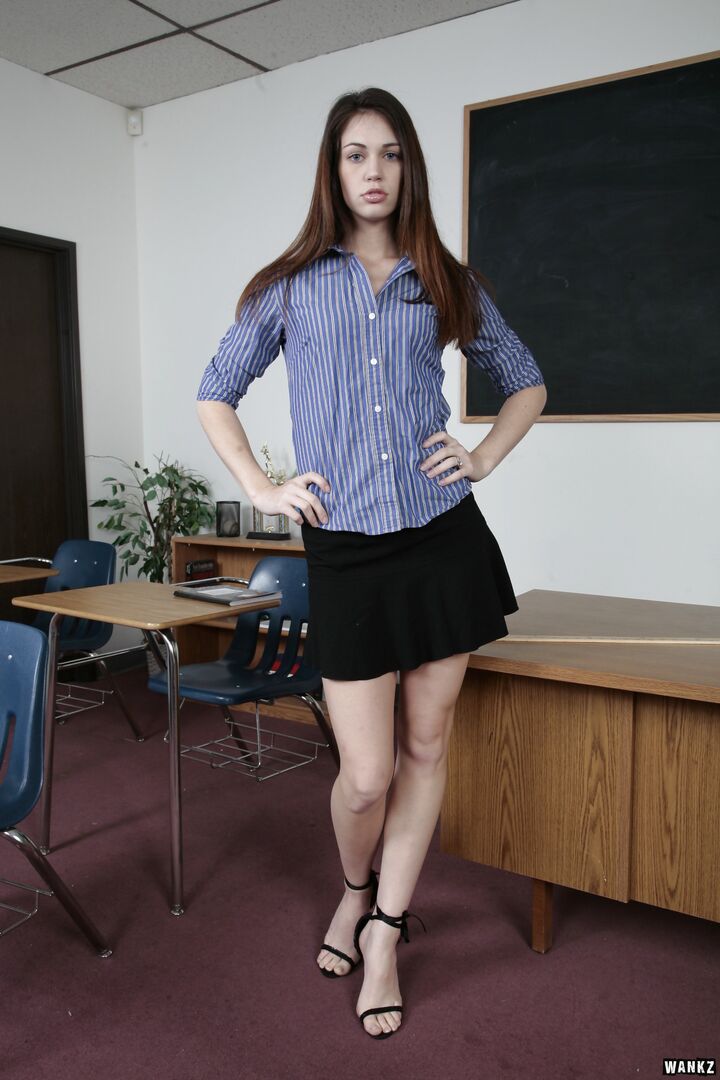 Faith Gives Sloppy Hanjob To Get A Good Grade