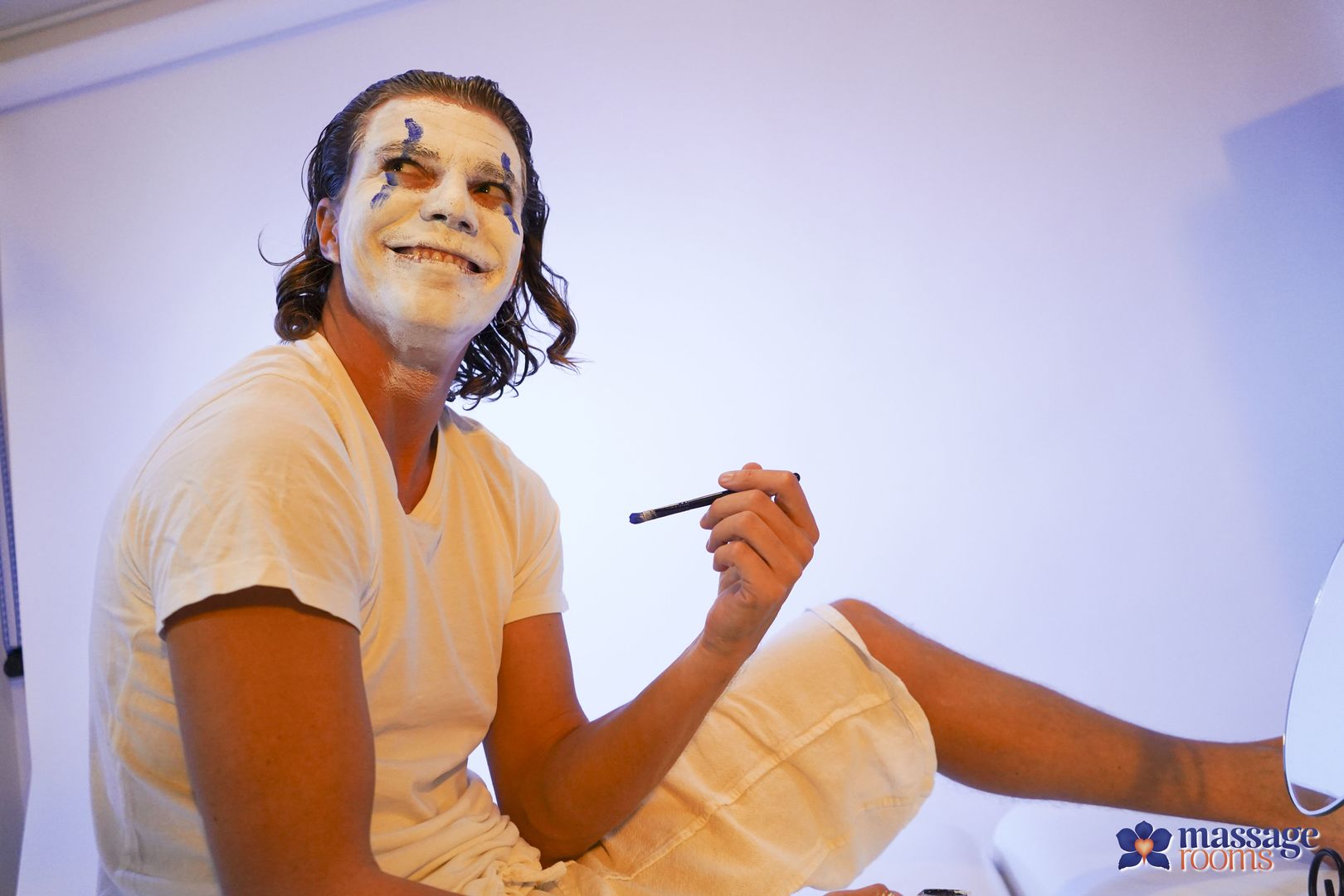 Joker gives wonder woman a massage