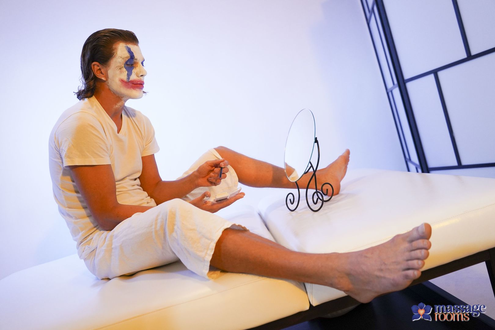 Joker gives wonder woman a massage