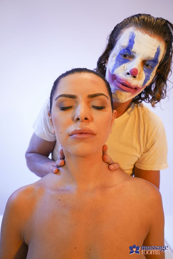 Joker gives wonder woman a massage